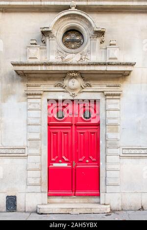 Paris, belle porte en bois, un bâtiment typique dans le Marais, avec linteau sculpté Banque D'Images