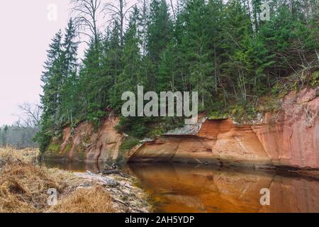 Cesis, ville de la Lettonie. Red Rocks et river Amata. Nature et de vert des arbres en hiver. 25.12.2019 Banque D'Images