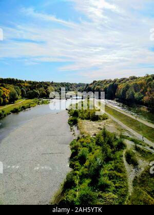 Une journée ensoleillée d'automne à l'Isar à Munich Banque D'Images