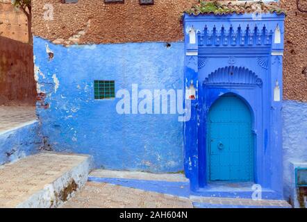 Ancienne porte bleue sur la rue à l'intérieur de Médina de Chefchaouen, Maroc Banque D'Images