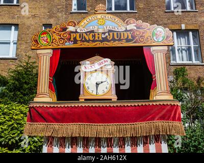 Punch et Judy theatre. Le Covent Garden peut Fayre et Festival de la marionnette à l'église Saint-Paul à Covent Garden. Banque D'Images