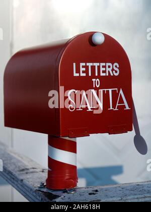 Une boîte aux lettres rouge vif portant la mention "Lettres au Père' ouverte aux enfants d'y envoyer des listes de Noël au Père Noël. Banque D'Images