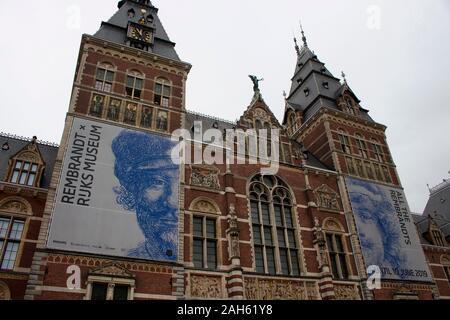 Vue de dessous du Rijksmuseum avec exposition Rembrandt bannières sur. C'est un ressortissant néerlandais musée consacré aux arts et d'histoire, situé au Musée Sq Banque D'Images