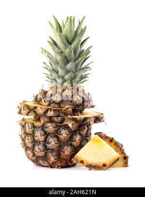 L'Ananas isolé. Un ensemble avec des feuilles vertes Ananas isolé sur fond blanc avec clipping path Banque D'Images
