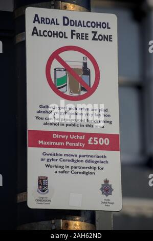 Aberystwyth, Ceredigion, pays de Galles UK 25 décembre 2019 : Gallois signe pour un alcool Free Zone le long du front de mer Banque D'Images