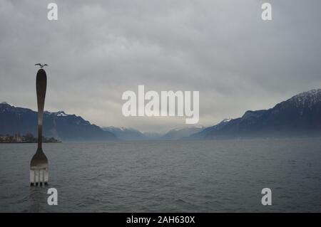 Vevey, Suisse. 20 décembre 2019. Vue sur le lac Léman à Vevey avec une sculpture à fourche en acier inoxydable géant au lac Léman. Banque D'Images