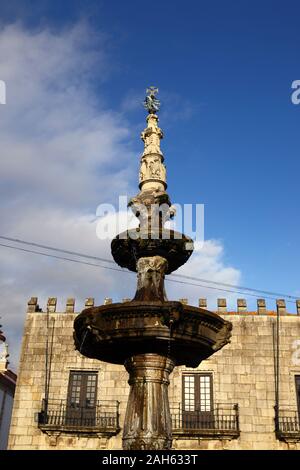 Chafariz fontaine, partie de Paco do Concelho Old Town Hall derrière, Praca da Republica, Viana do Castelo, Nord du Portugal Banque D'Images