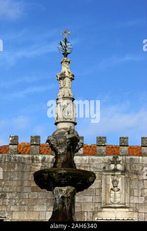 Chafariz fontaine, partie de Paco do Concelho Old Town Hall derrière, Praca da Republica, Viana do Castelo, Nord du Portugal Banque D'Images