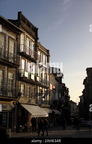 La fin de l'après-midi du soleil sur les bâtiments sur Praca da Republica , Viana do Castelo , Portugal du nord Banque D'Images