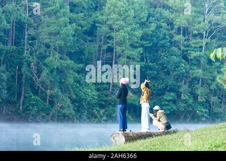 Les touristes sur le bois Voir la brume flottant au-dessus de la surface de l'eau au réservoir de Pang Tong à Mae Hong Son, Thaïlande.Le 1 novembre, 2019 Banque D'Images