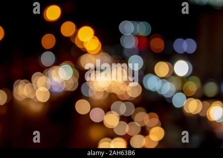 Lumières Lumières floues de voitures sur la route utilisée en arrière-plan. Banque D'Images