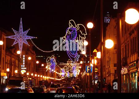 Décorations de Noël sur l'Avenida Dos Combatentes da Grande Guerra de nuit, Viana do Castelo, Nord du Portugal Banque D'Images