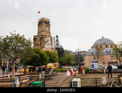 Tour de l'horloge, drapeau turc en haut. Les gens marchent dans la place. Antalya, Turquie, le 6 avril 2019. Banque D'Images