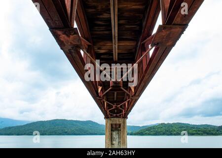 Passerelle pont d'acier de réservoir au réservoir Huai Pa Daeng Phetchabun , en Thaïlande. Banque D'Images