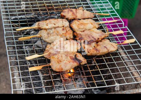 Porc mariné grillé avec sauce brochettes et petits Banque D'Images