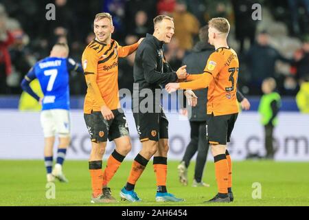 21 décembre 2019, KC Stadium, Kingston Upon Hull, Angleterre ; Sky Bet Championship, Hull City v Birmingham City : Keane Lewis-Potter (31) est félicité par Kamil Grosicki (11) de la ville de coque après le match Crédit : David Greaves/News Images Banque D'Images