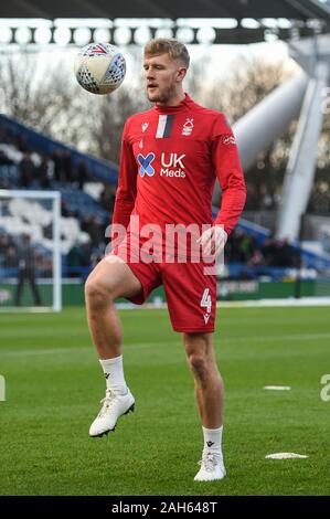 21 décembre 2019, John Smith's Stadium, Huddersfield, Angleterre ; Sky Bet Championship, Huddersfield Town v Nottingham Forest : Joe Worrall (4) de Nottingham Forest durant le réchauffage. Credit : Dean Williams/News Images Banque D'Images