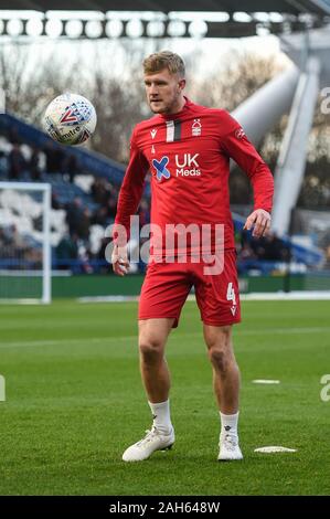 21 décembre 2019, John Smith's Stadium, Huddersfield, Angleterre ; Sky Bet Championship, Huddersfield Town v Nottingham Forest : Joe Worrall (4) de Nottingham Forest durant le réchauffage. Credit : Dean Williams/News Images Banque D'Images