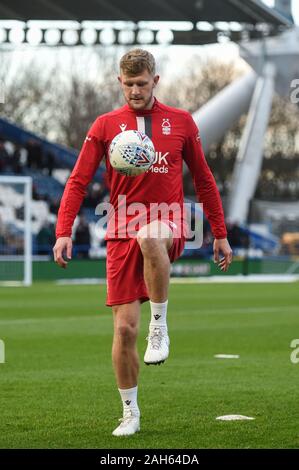 21 décembre 2019, John Smith's Stadium, Huddersfield, Angleterre ; Sky Bet Championship, Huddersfield Town v Nottingham Forest : Joe Worrall (4) de Nottingham Forest durant le réchauffage. Credit : Dean Williams/News Images Banque D'Images