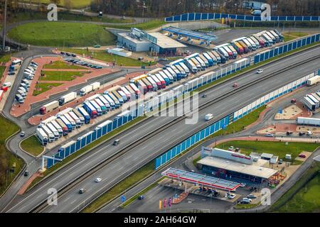 Photographie aérienne, l'autoroute A45, autoroute aire de repos, aire de repos Ouest Sauerland Sauerland est, places de parking pour camions, Lüdenscheid, Märkischer Kreis, Banque D'Images