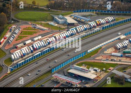 Photographie aérienne, l'autoroute A45, autoroute aire de repos, aire de repos Ouest Sauerland Sauerland est, places de parking pour camions, Lüdenscheid, Märkischer Kreis, Banque D'Images