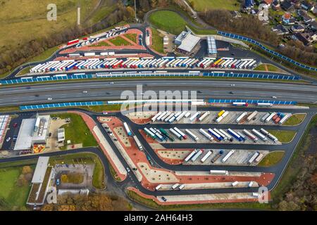 Photographie aérienne, l'autoroute A45, autoroute aire de repos, aire de repos Ouest Sauerland Sauerland est, places de parking pour camions, Lüdenscheid, Märkischer Kreis, Banque D'Images