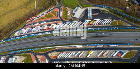 Photographie aérienne, l'autoroute A45, autoroute aire de repos, aire de repos Ouest Sauerland Sauerland est, places de parking pour camions, Lüdenscheid, Märkischer Kreis, Banque D'Images