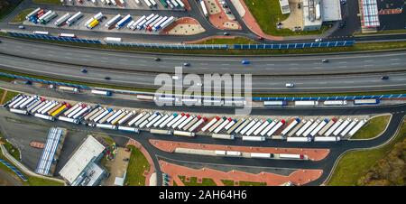 Photographie aérienne, l'autoroute A45, autoroute aire de repos, aire de repos Ouest Sauerland Sauerland est, places de parking pour camions, Lüdenscheid, Märkischer Kreis, Banque D'Images