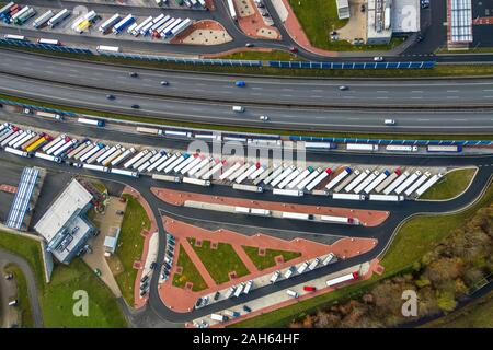 Photographie aérienne, l'autoroute A45, autoroute aire de repos, aire de repos Ouest Sauerland Sauerland est, places de parking pour camions, Lüdenscheid, Märkischer Kreis, Banque D'Images