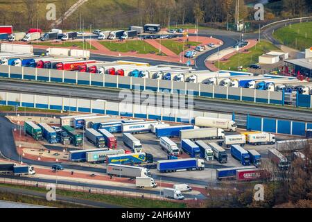 Photographie aérienne, l'autoroute A45, le stationnement des camions, reste et l'aire de service Sauerland ouest, zone de service et de repos, à l'Est du Sauerland, Lüdenscheid Märkischer K Banque D'Images