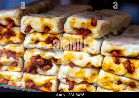 Pain traditionnel de Madère avec chorizo (Bolo do Caco) à Rua Dr. Fernao de Ornelas, Funchal, Madère Banque D'Images