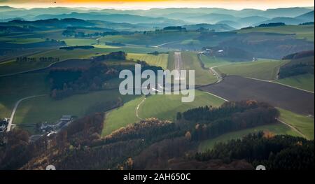 Photographie aérienne, Flughafen, Meschede-Schüren Flugplatzgesellschaft Meschede mbH, piste rurale, piste, petit aérodrome, l'aviation générale, GAT, Schüre Banque D'Images