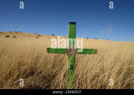 Une Croix du souvenir dans les prairies le long de Gardner Canyon Road, au nord de Sonoita, Arizona, USA.. Banque D'Images