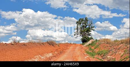 Paysage avec road et rouge terre prises dans le sud du Brésil Banque D'Images