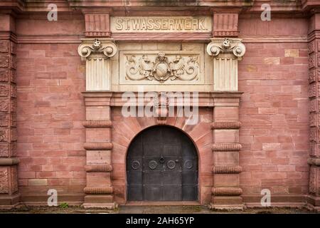 L'architecture de grès rouge historique dans le jardin d'Paradies Cascade dans ville thermale de Baden-Baden, Allemagne. Banque D'Images