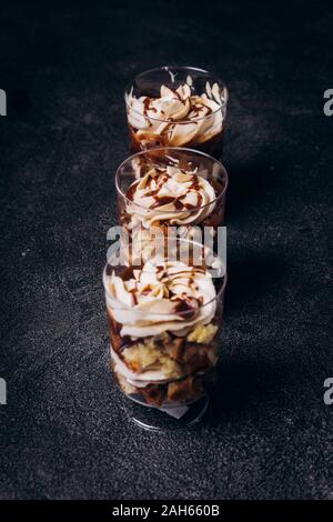 Dessert avec crème au chocolat dans un verre. Régime alimentaire anti. Banque D'Images
