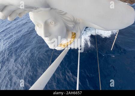 Jeune fille de beaupré sur le Royal Clipper, mer Méditerranée au large de la Sardaigne, Italie Banque D'Images