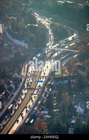 Photo aérienne, de l'autoroute A40, sortie sur une rétro-éclairé52 Düsseldorf, Essen, Ruhr, Rhénanie du Nord-Westphalie, Allemagne, autoroute, DE, Europe, photo aérienne, l'are Banque D'Images