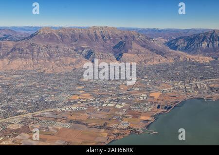 Wasatch Front des Montagnes Rocheuses vue aérienne d'avion en automne, y compris les zones urbaines des villes et le Grand Lac Salé autour de Salt Lake City, Utah, Unite Banque D'Images