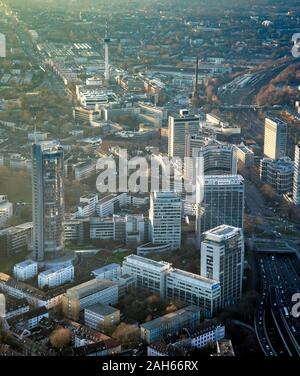 Photo aérienne du centre-ville, quartier des affaires avec vue sur la tour et tour de télévision de RWE Essen, EVONIK, siège des toits de gratte-ciel, Essen, Essen, Banque D'Images