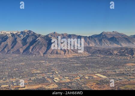 Wasatch Front des Montagnes Rocheuses vue aérienne d'avion en automne, y compris les zones urbaines des villes et le Grand Lac Salé autour de Salt Lake City, Utah, Unite Banque D'Images