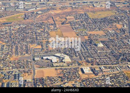 Wasatch Front des Montagnes Rocheuses vue aérienne d'avion en automne, y compris les zones urbaines des villes et le Grand Lac Salé autour de Salt Lake City, Utah, Unite Banque D'Images