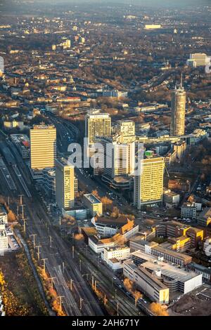 Photo aérienne intérieure, vue sur la ville, la tour de RWE, le quartier des affaires, de la gare centrale d'Essen, Essen, Ruhr, Rhénanie du Nord-Westphalie, Allemagne, de l'autoroute A40, s Banque D'Images