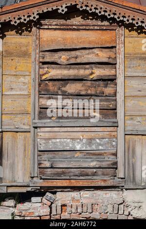 Porte de la vieille maison de bois abandonnés martelées avec bandes Banque D'Images