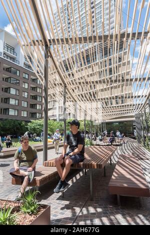 Le nouveau bâtiment change dans Darling Square, Sydney, Australie, conçu par l'entreprise architecural japonais Kengo Kuma est enveloppé dans 20km de bois Accoya Banque D'Images