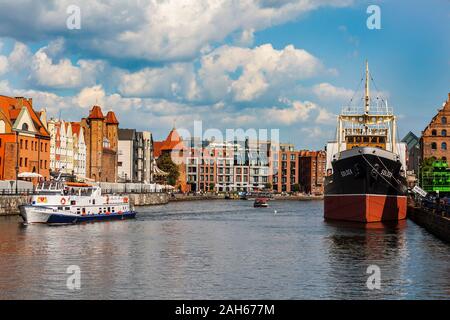 Vieux Fleuve Motlawa à Gdansk avec navire vraquier musée Soldek, navire de pêche touristique Danuta et remblai en arrière-plan Banque D'Images