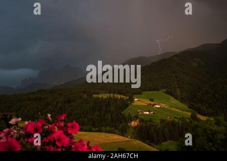 Orage dans les Dolomites. Banque D'Images