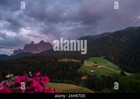 Orage dans les Dolomites. Banque D'Images