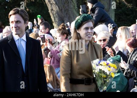 Princesse Béatrice & Finances Edoardo Mozzi Mapelli revenant de l'église le jour de Noël 2019 sur le Sandringham Estate à Norfolk, UK Banque D'Images