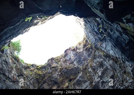 Trou dans la grotte rocheuse à l'intérieur de bas en haut vers le haut Banque D'Images